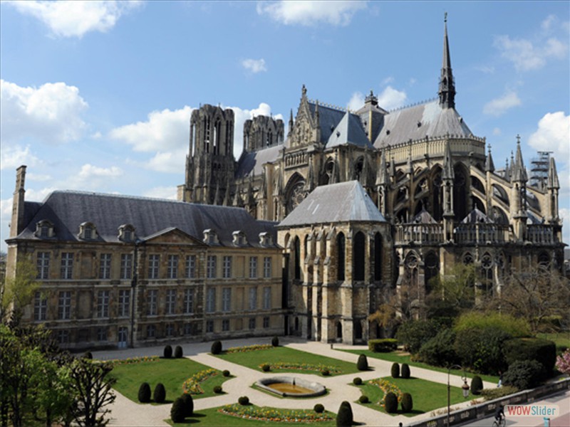 Reims ...sa Cathédrale - Le Palais du Tau