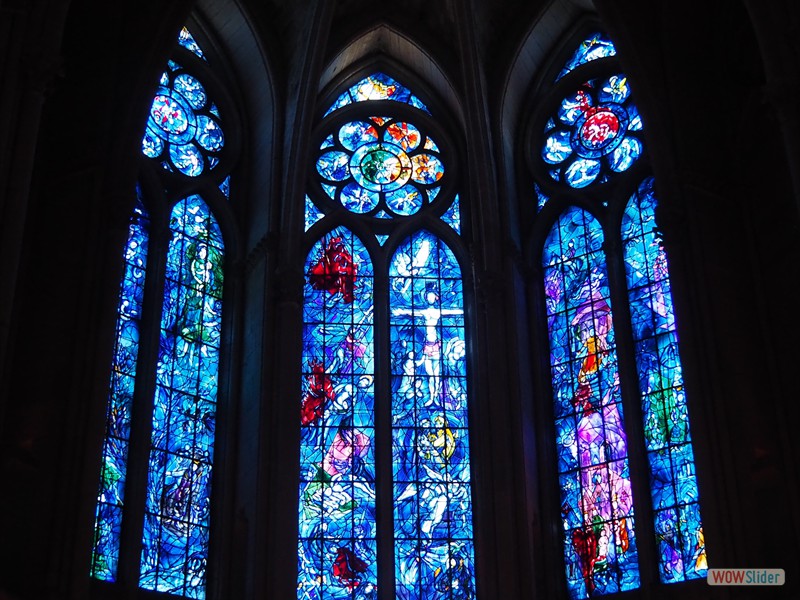 Les 3  vitraux de  Chagall où se fondent dans d’admirables bleus les traditions juives et chrétiennes : une crucifixion, la Vierge,  les rois David et Salomon, les Prophètes du premier